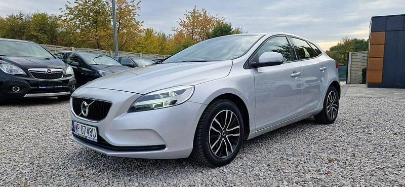 Używany Volvo V40 Momentum 120 KM (88 kW) 2019 Srebrny Kombi