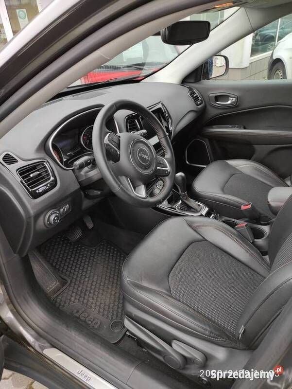 Używany Jeep Compass Limited 140 KM (102 kW) 2018 Szary SUV