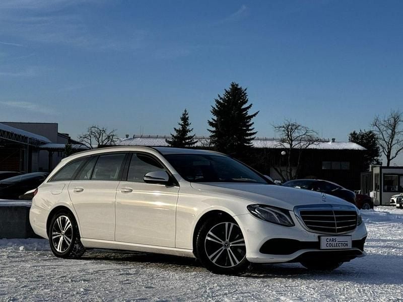 Używany Mercedes E220 194 KM (142 kW) 2020 Biały (metalik) Kombi
