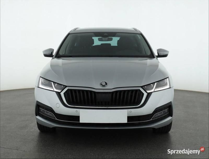 Srebrny Używany 2022 Skoda Octavia Kombi | 68 499 zł (Uczciwa cena) - Obraz 1/4
