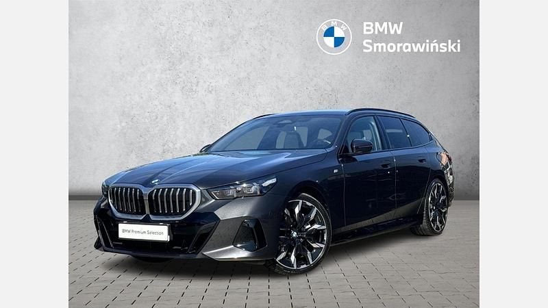 Szary sophisto z brylantowym połyskiem metalizowany Używany 2024 BMW 540 Comfort Edition Kombi | 369 900 zł (Uczciwa cena) - Obraz 1/3