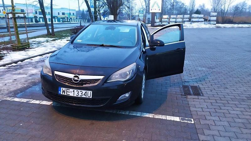 Używany Opel Astra Cosmo 2010 Srebrny Hatchback