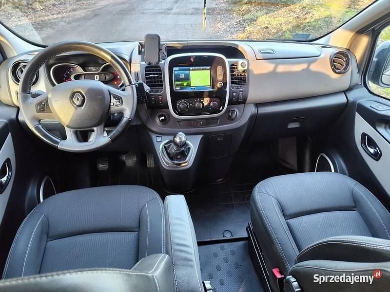 Używany Renault Trafic 2017 Srebrny Minivan