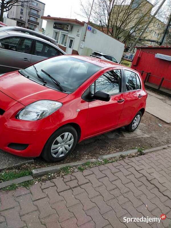 Używany Toyota Yaris 2010 Czerwony Sedan/Limuzyna