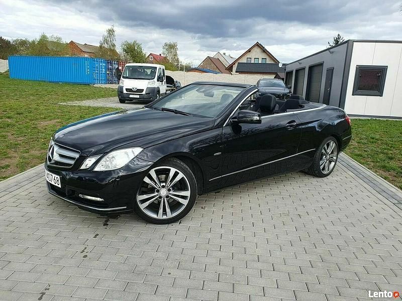 Czarny Używany 2011 Mercedes E200 Kabriolet | 65 000 zł - Obraz 1/4