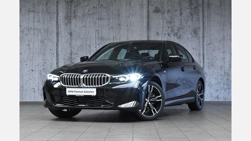 Czarny szafir metalizowany Używany 2024 BMW 330e Comfort Edition Sedan/Limuzyna | 270 000 zł - Obraz 1/3