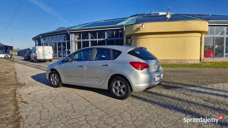 Używany Opel Astra 88 KM (64 kW) 2010 Srebrny Hatchback