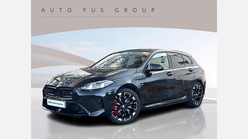 Czarny szafir metalizowany Używany 2024 BMW M135 Shadowline Hatchback | 225 900 zł - Obraz 1/3