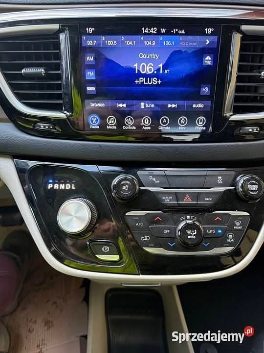 Używany Chrysler Pacifica 2017 Granatowy Minivan