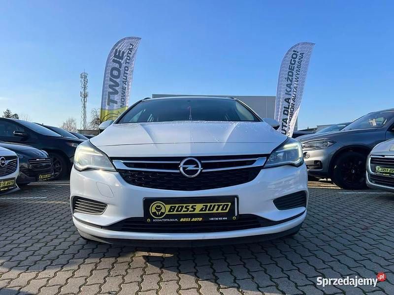 Biały Używany 2016 Opel Astra Kombi | 24 000 zł (Uczciwa cena) - Obraz 1/4