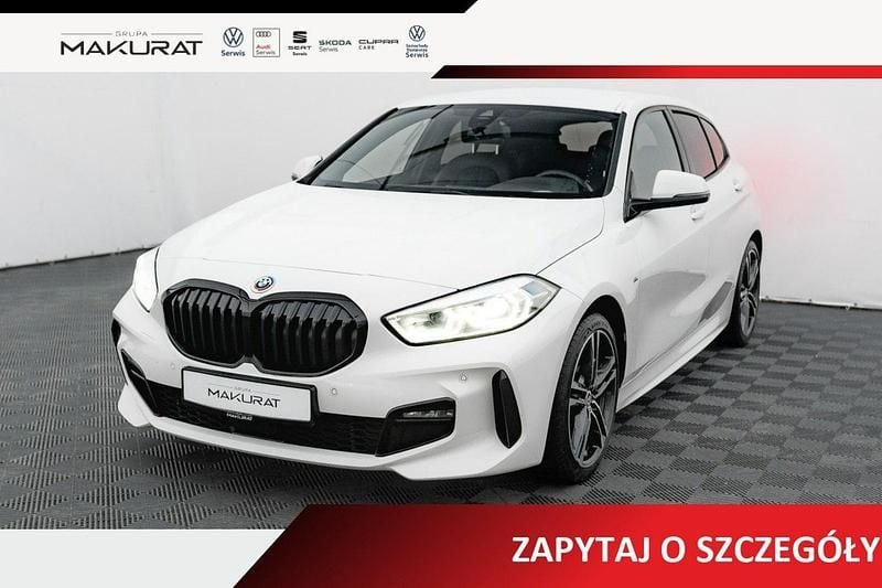 Biały (metalik) Używany 2022 BMW 118 Hatchback | 99 850 zł (Uczciwa cena) - Obraz 1/4