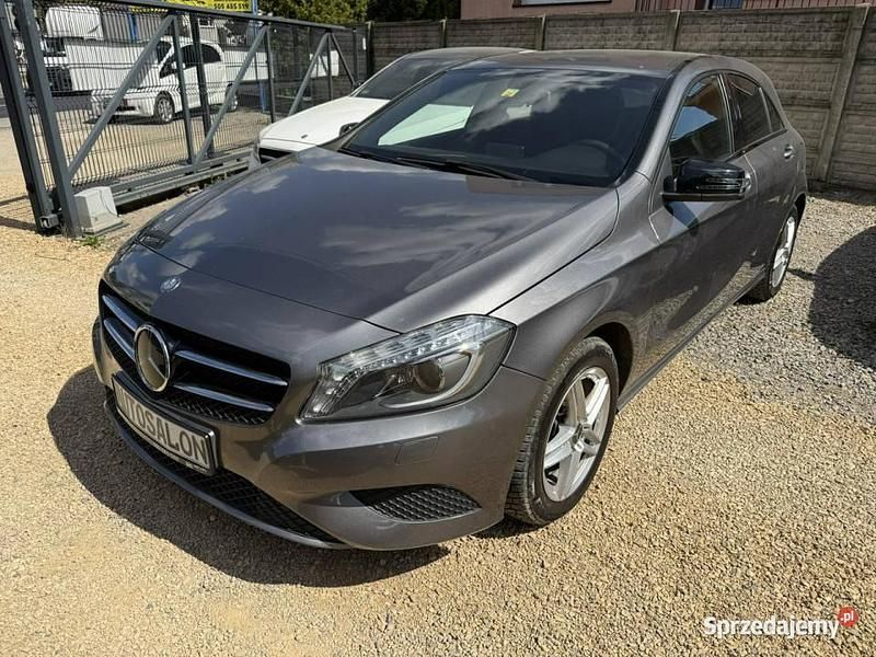 Grafitowy (metalik) Używany 2014 Mercedes A200 Sportline Hatchback | 29 900 zł (Uczciwa cena) - Obraz 1/4