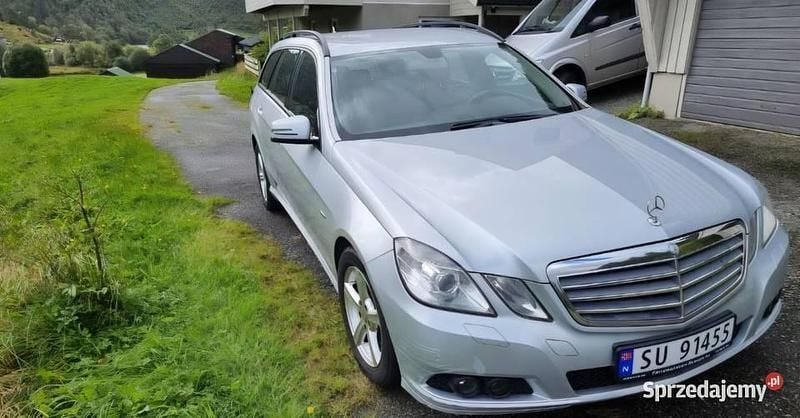 Srebrny Używany 2010 Mercedes E200 Kombi | 17 900 zł (Dobra cena) - Obraz 1/4
