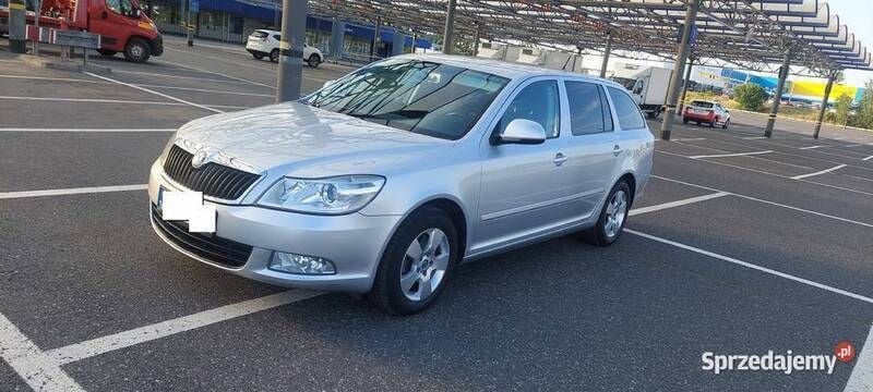 Srebrny Używany 2011 Skoda Octavia Elegance Kombi | 33 500 zł (Drogi) - Obraz 1/4
