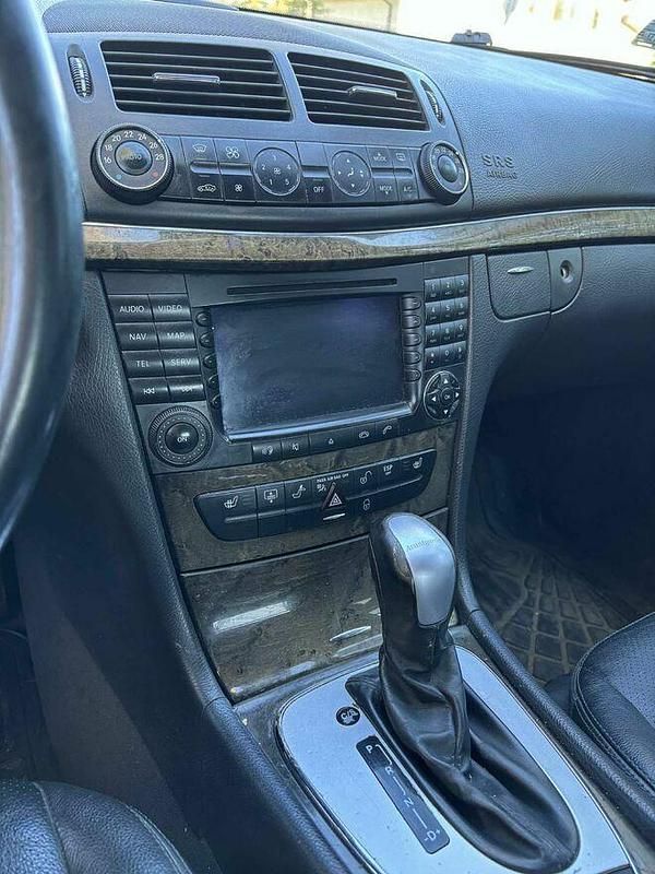 Czarny Używany 2005 Mercedes E200 Avantgarde Sedan/Limuzyna | 26 500 zł - Obraz 1/4