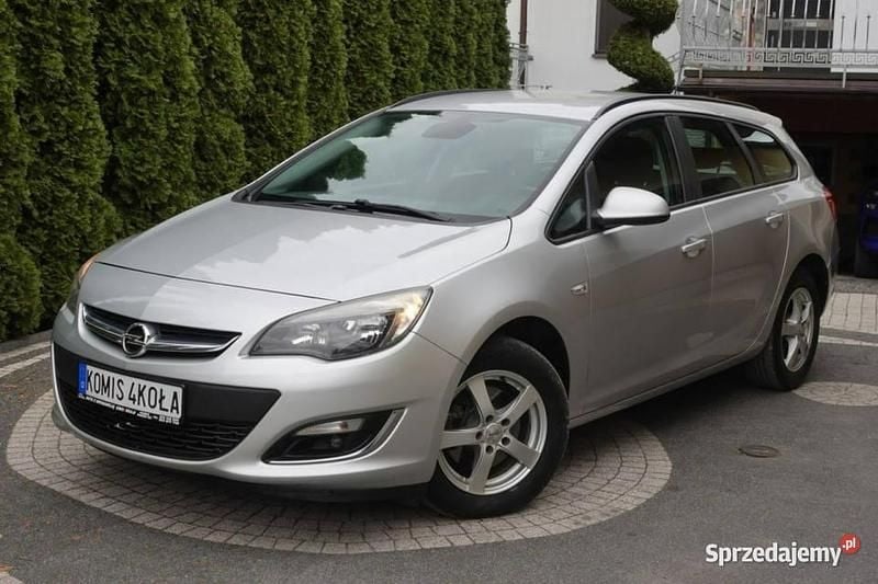 Srebrny Używany 2012 Opel Astra Kombi | 17 900 zł (Uczciwa cena) - Obraz 1/4