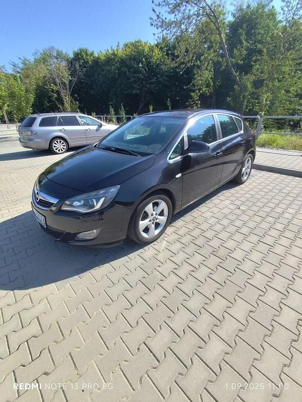 Czarny Używany 2010 Opel Astra Hatchback | 9900 zł (Super Cena) - Obraz 1/4