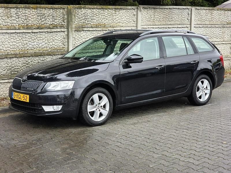 Czarny Używany 2014 Skoda Octavia Kombi | 28 900 zł (Uczciwa cena) - Obraz 1/4