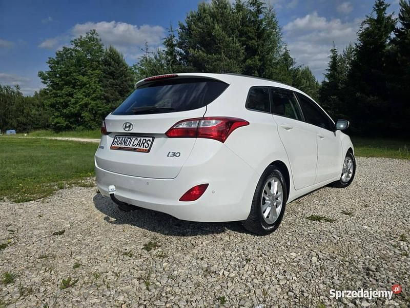 Biały Używany 2015 Hyundai i30 Kombi | 26 999 zł (Uczciwa cena) - Obraz 1/4