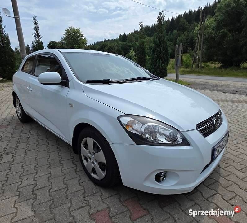 Biały Używany 2009 Kia ProCeed Hatchback | 11 700 zł - Obraz 1/4