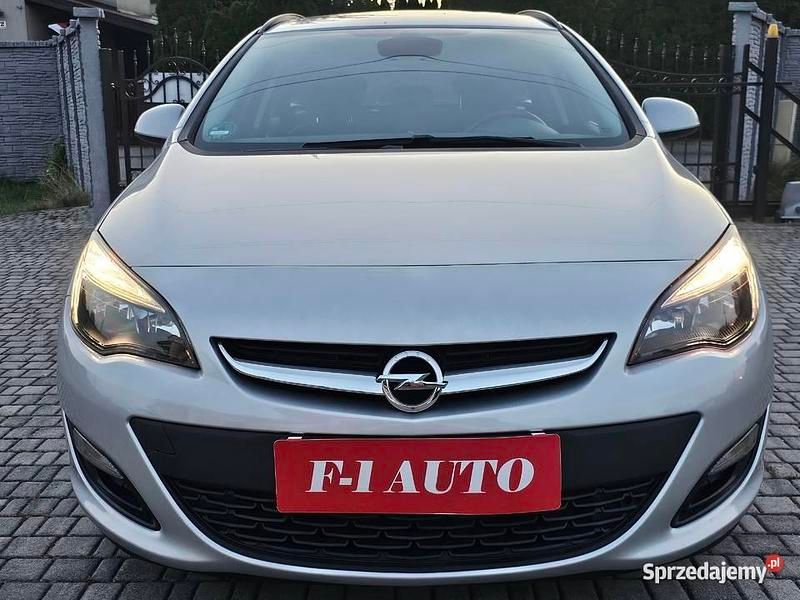 Srebrny Używany 2015 Opel Astra Kombi | 28 999 zł (Dość drogi) - Obraz 1/4