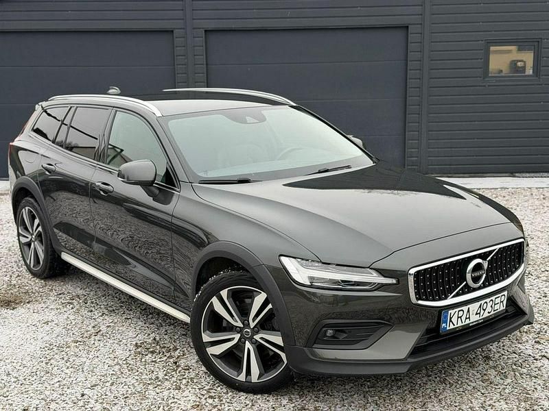 Używany Volvo V60 CC 250 KM (183 kW) 2022 Inny (metalik) Kombi