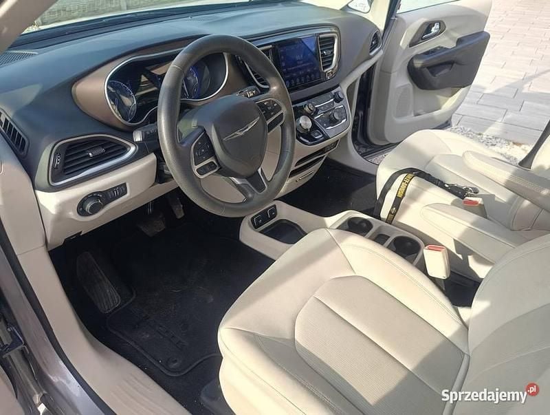 Używany Chrysler Pacifica 2017 Srebrny Minivan