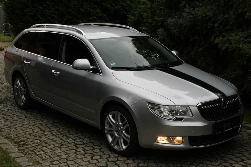 Srebrny (metalik) Używany 2013 Skoda Superb Kombi | 35 700 zł (Dobra cena) - Obraz 1/4