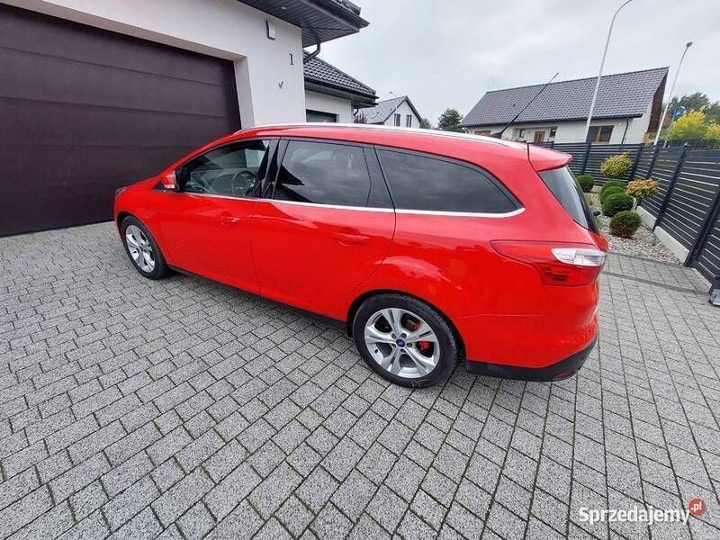 Używany Ford Focus Titanium 2013 Czerwony Sedan/Limuzyna