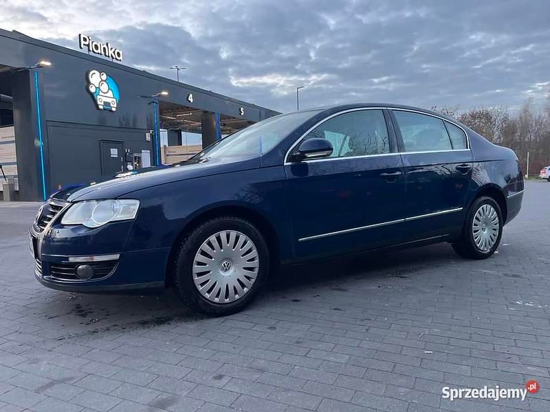 Granatowy Używany 2005 VW Passat Sedan/Limuzyna | 8700 zł (Uczciwa cena) - Obraz 1/4