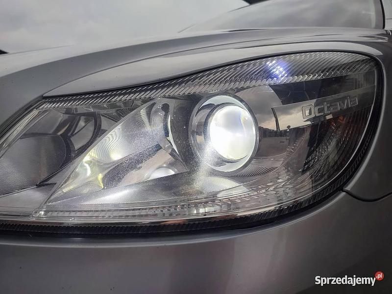 Srebrny Używany 2011 Skoda Octavia Kombi | 18 300 zł (Uczciwa cena) - Obraz 1/4