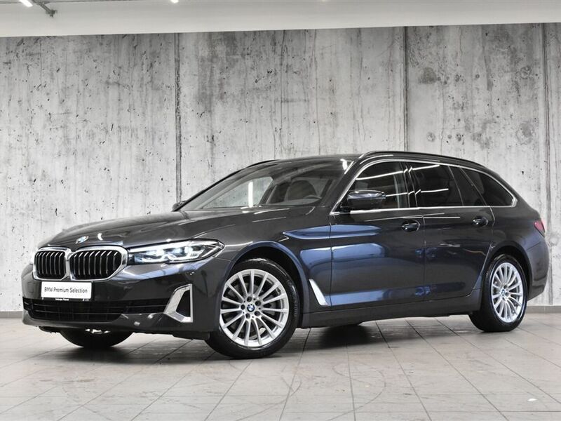 Szary sophisto z brylantowym połyskiem metalizowany Używany 2020 BMW 520 Luxury Line Kombi | 148 900 zł (Drogi) - Obraz 1/3