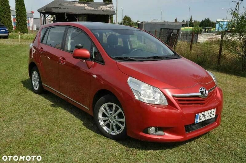 Używany Toyota Verso Premium 126 KM (92 kW) 2011 Czerwony Minivan