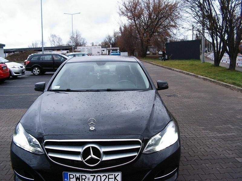 Czarny Używany 2014 Mercedes E250 Sedan/Limuzyna | 56 000 zł - Obraz 1/4