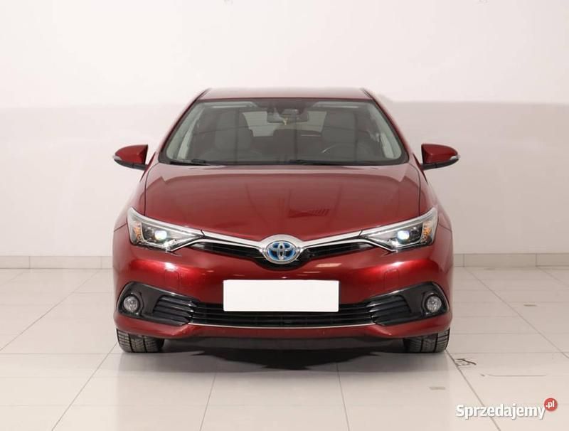Używany Toyota Auris Hybrid 2017 Bordowy Hatchback