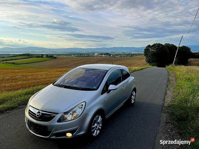 Używany Opel Corsa Cosmo 90 KM (66 kW) 2009 Srebrny Hatchback