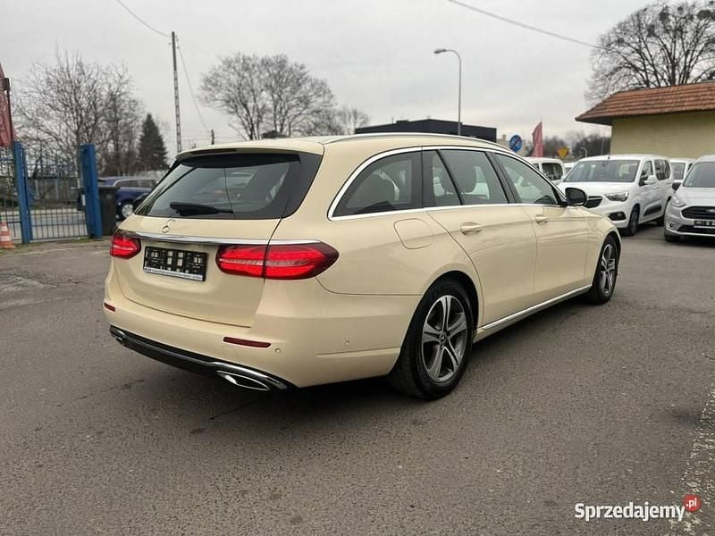 Używany Mercedes E220 197 KM (144 kW) 2019 Kremowy Sedan/Limuzyna