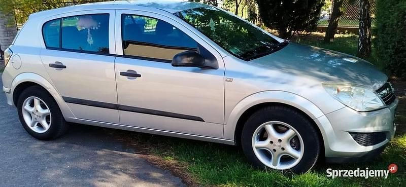 Srebrny Używany 2009 Opel Astra Sedan/Limuzyna | 11 000 zł (Dość drogi) - Obraz 1/4