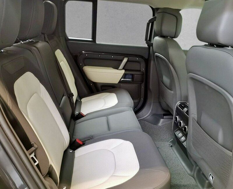 Używany Land Rover Defender S 200 KM (147 kW) 2024 Czarny SUV