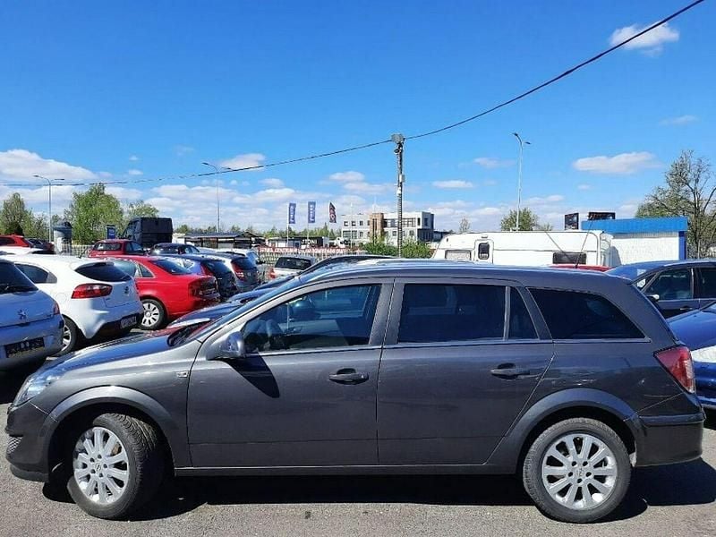 Używany Opel Astra 110 KM (80 kW) 2011 Szary Kombi