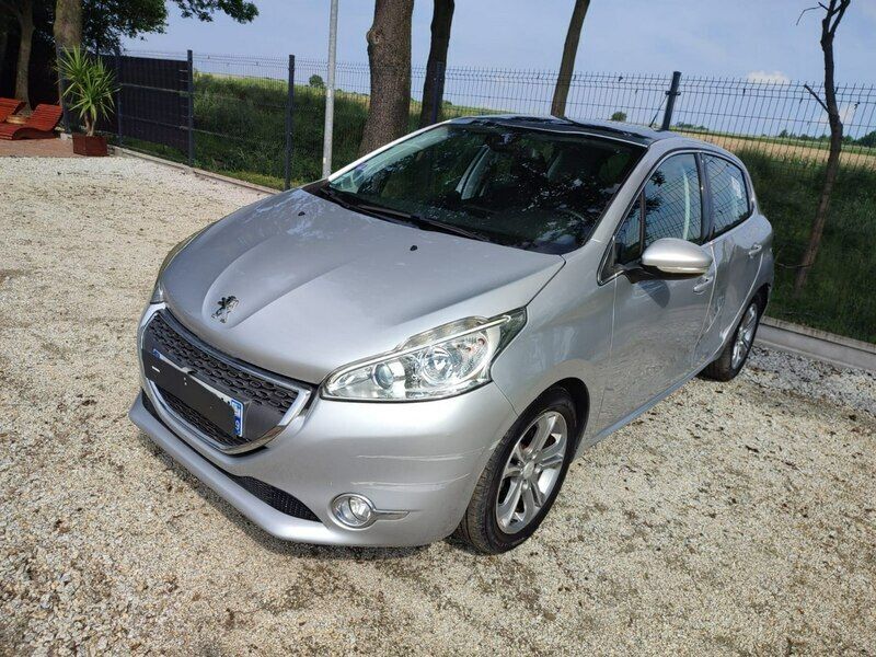Używany Peugeot 208 82 KM (60 kW) 2012 Srebrny Hatchback