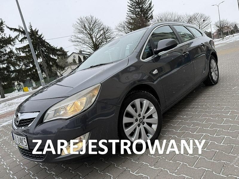 Używany Opel Astra 140 KM (102 kW) 2011 Brązowobeżowy Sedan/Limuzyna