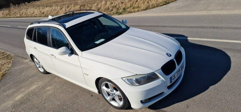Biały Używany 2010 BMW 318 Kombi | 14 999 zł - Obraz 1/4