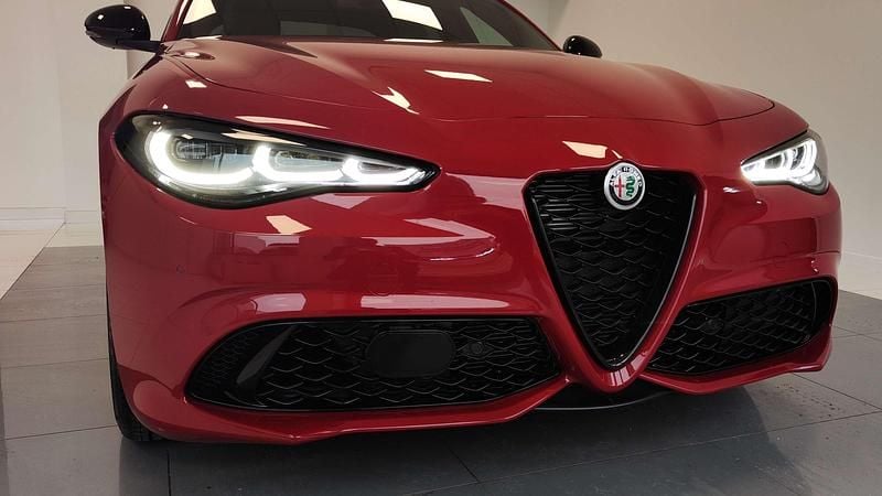 Nowe Alfa Romeo Giulia Veloce 280 KM (205 kW) 2025 Lakier pastelowy czerwony  alfa red Sedan/Limuzyna