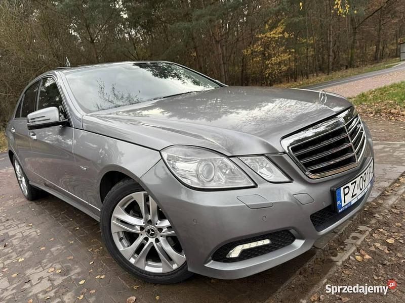 Używany Mercedes E200 184 KM (135 kW) 2010 Szary Sedan/Limuzyna
