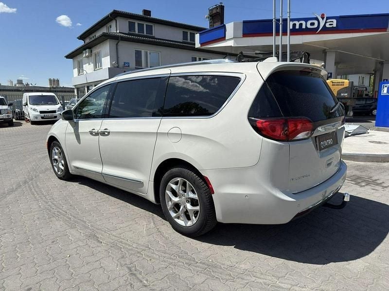 Szary (metalik, perła) Używany 2019 Chrysler Pacifica SUV | 129 500 zł - Obraz 1/4
