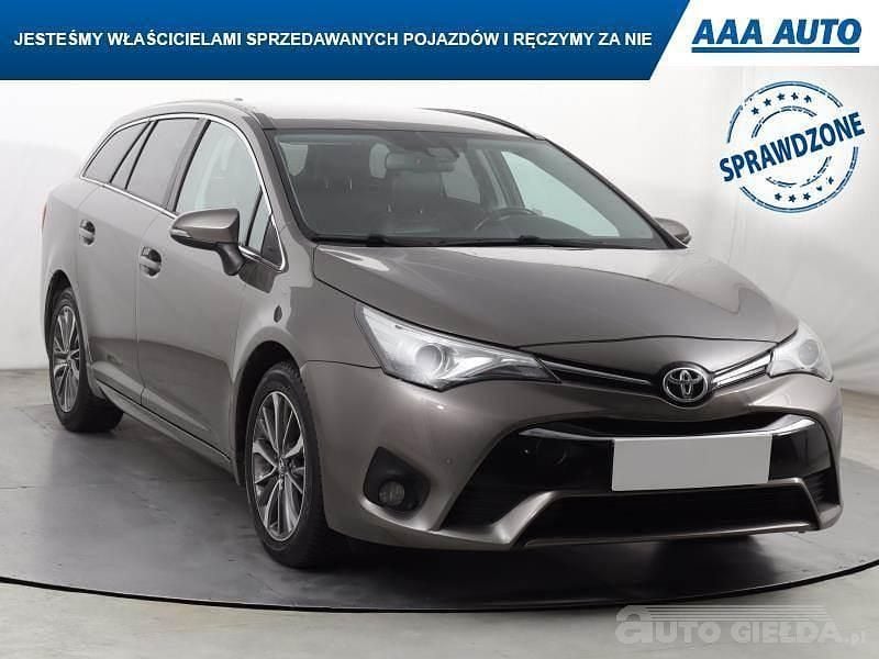Używany Toyota Avensis 143 KM (105 kW) 2016 Beżowy