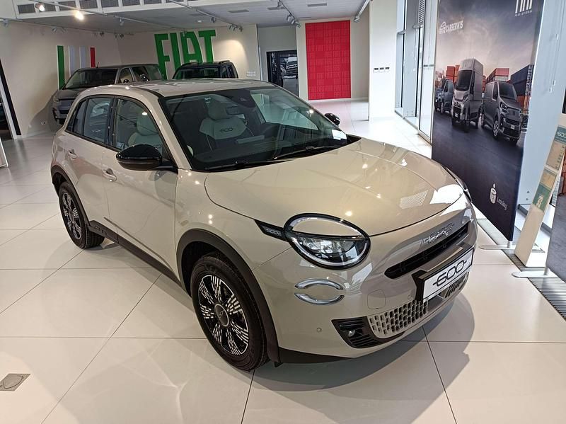 Nowe Fiat 600 Icon 100 KM (73 kW) 2025 Lakier metalizowany lazurowy acqua Hatchback