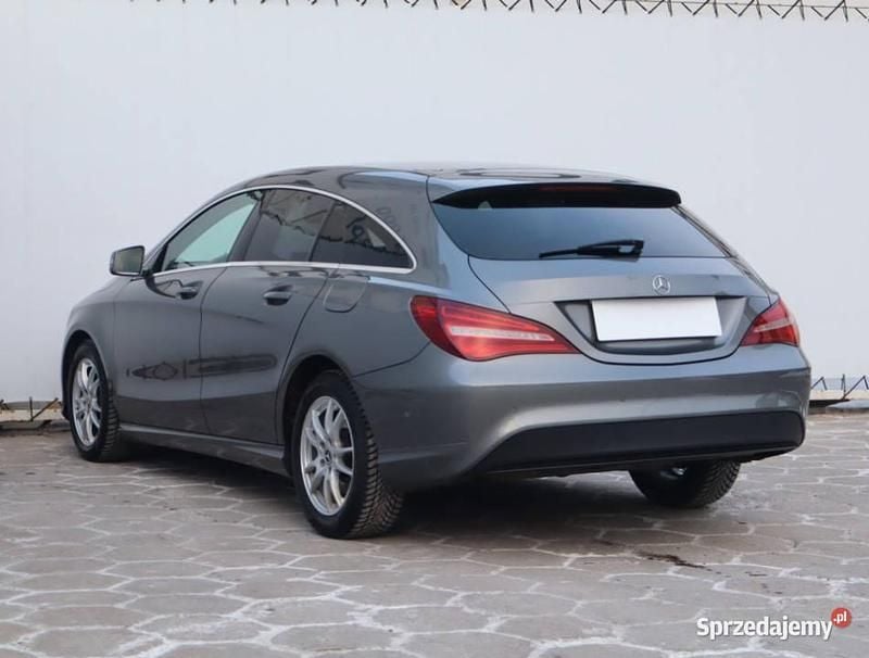Używany Mercedes CLA180 2018 Srebrny Sedan/Limuzyna