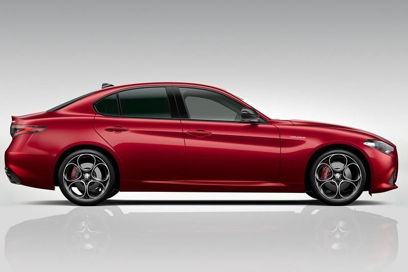Nowe Alfa Romeo Giulia Veloce 280 KM (205 kW) 2025 Lakier pastelowy czerwony  alfa red Sedan/Limuzyna